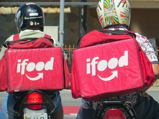 Two iFood delivery people, who earn an hourly wage.