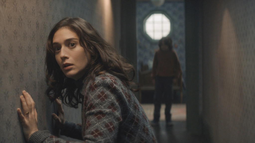 Lizzy Caplan in the horror film Knock Knock Knock - Echoes from Beyond